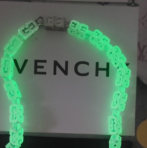 GIVENCHY GLOW IN THE DARK CUBE NECKLACE NEW IN BOX - Picture 5 of 6